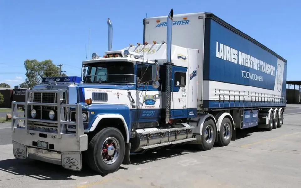 ทำไมรถบรรทุกในประเทศไม่ชี้ท่อไอเสียขึ้นด้านบน?